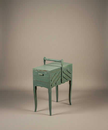 Mueble costurero estilo shabby chic vista tres cuartos cerrado