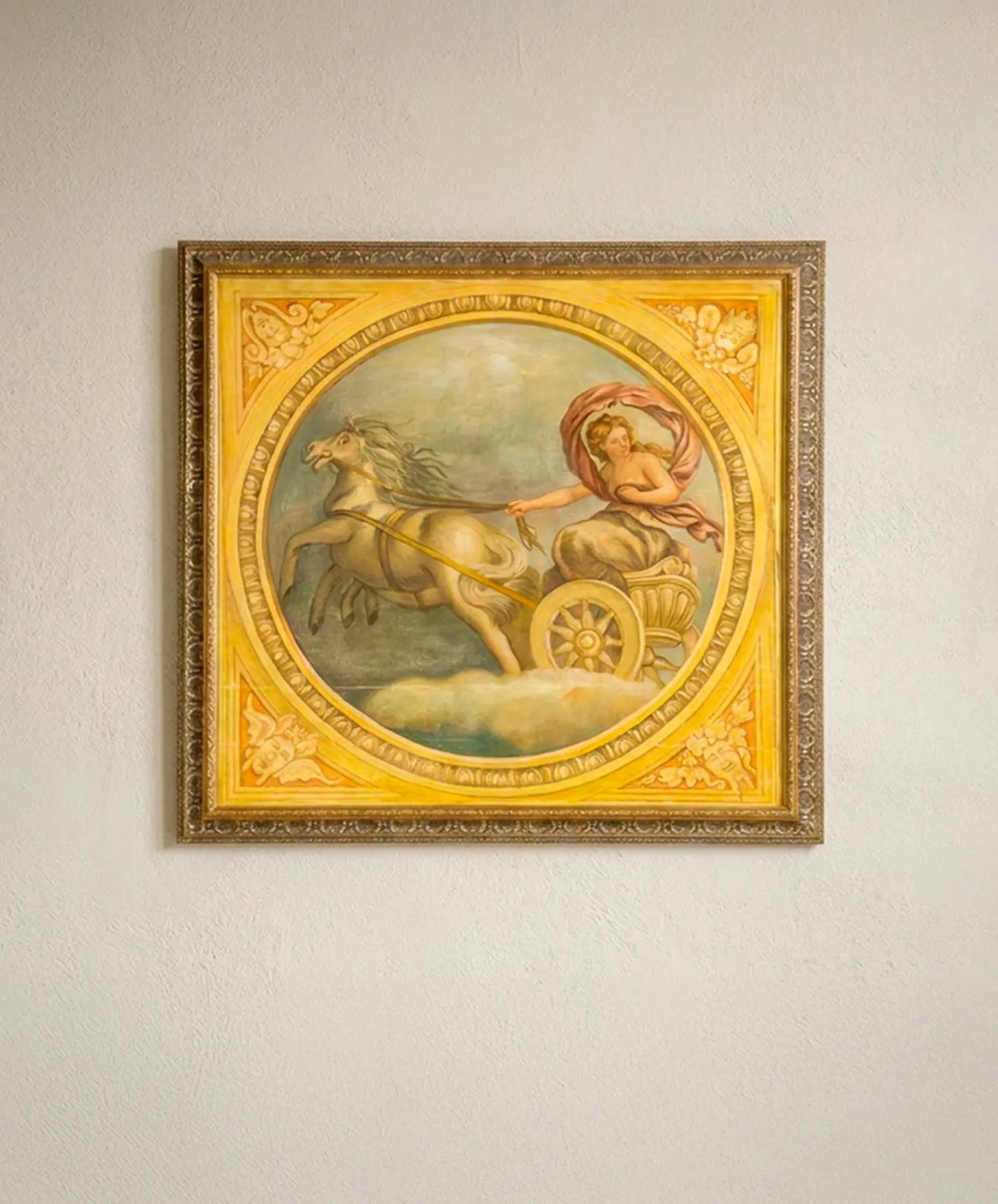 Cuadro clásico óleo sobre tabla escena mitológica vista frontal marco dorado — Antique Arte y Decoración