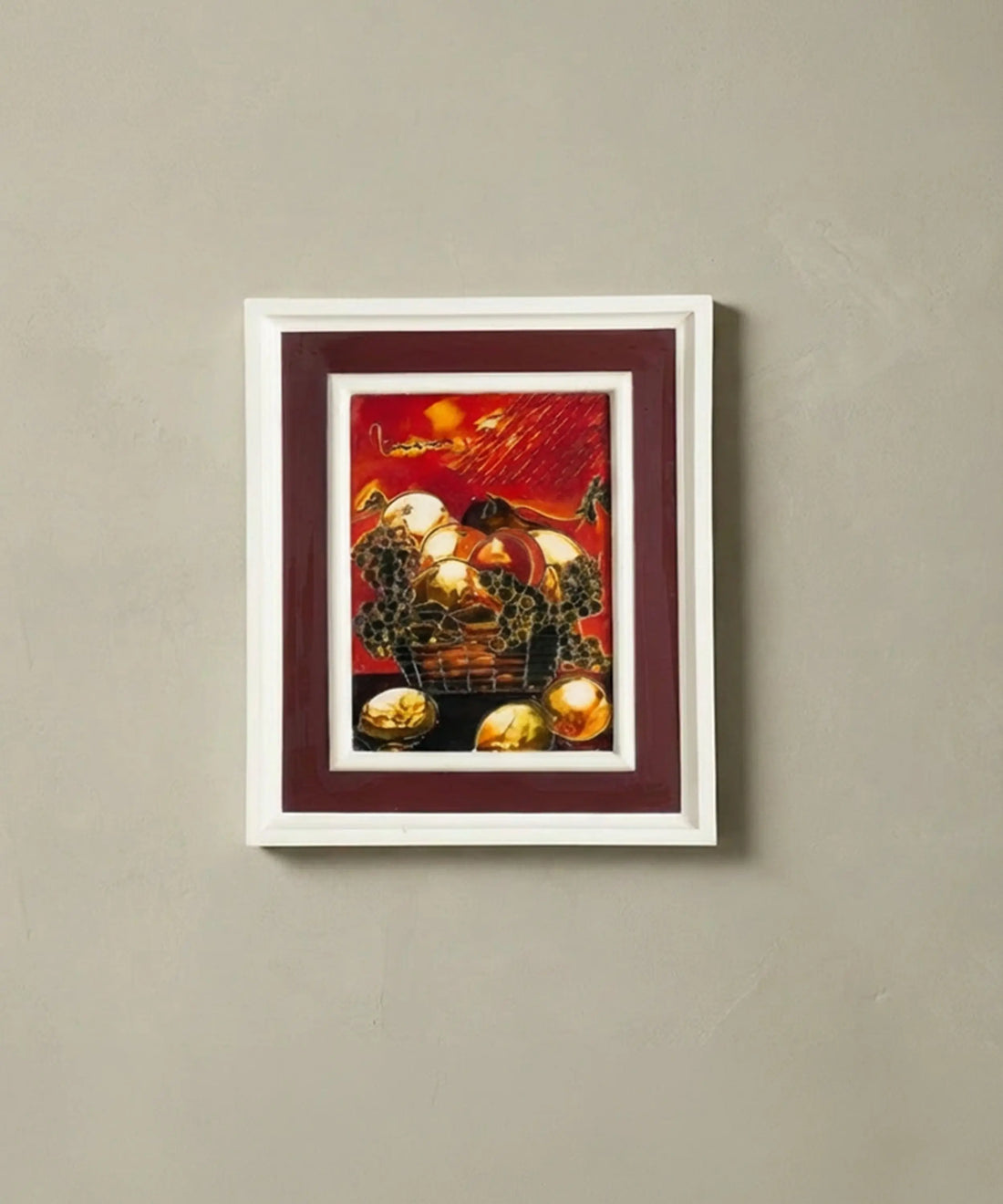 Cuadro vintage enmarcado de los años 70 con bodegón de frutas en esmalte brillante.