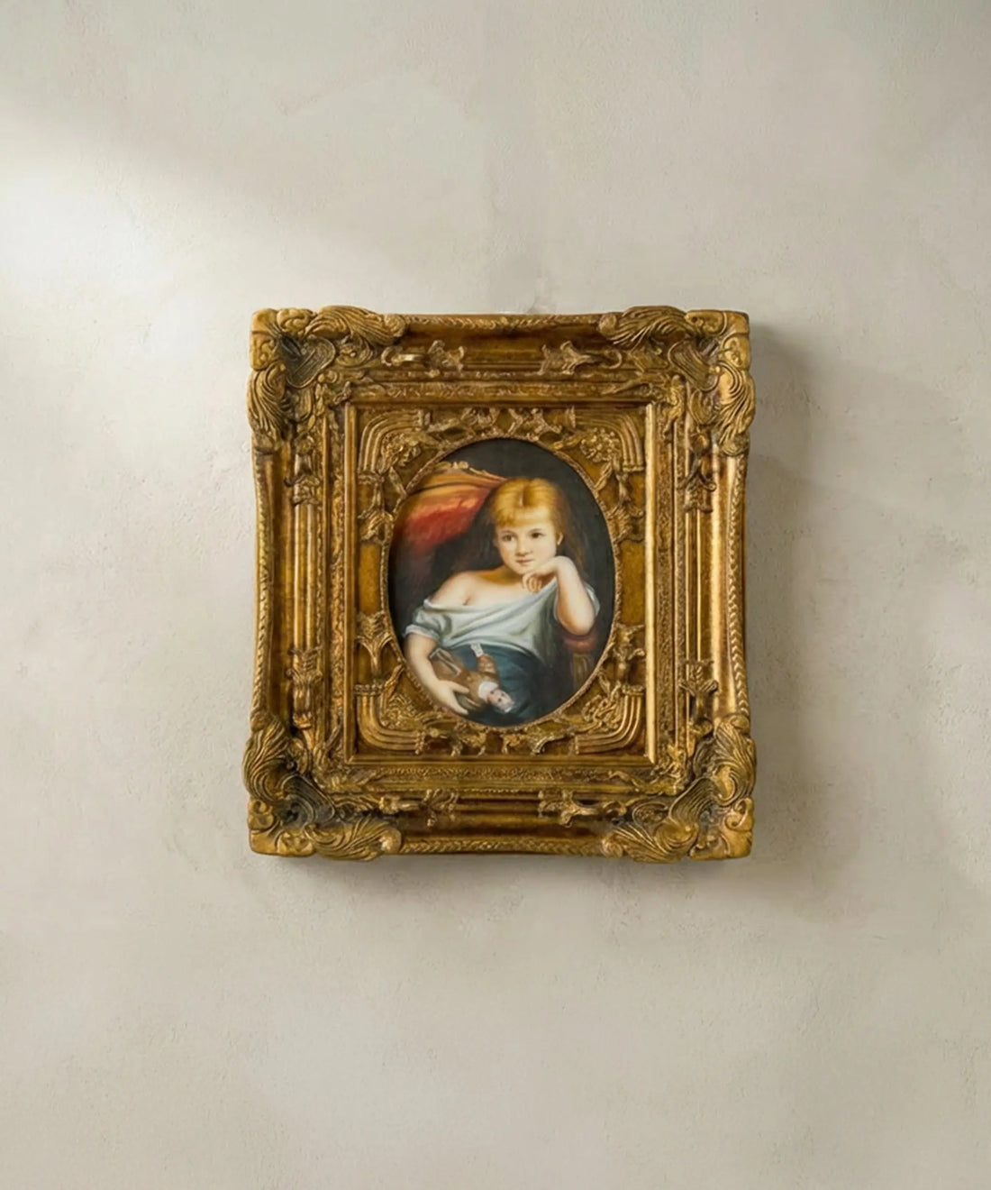 Cuadro con retrato clásico y marco dorado de estilo neobarroco