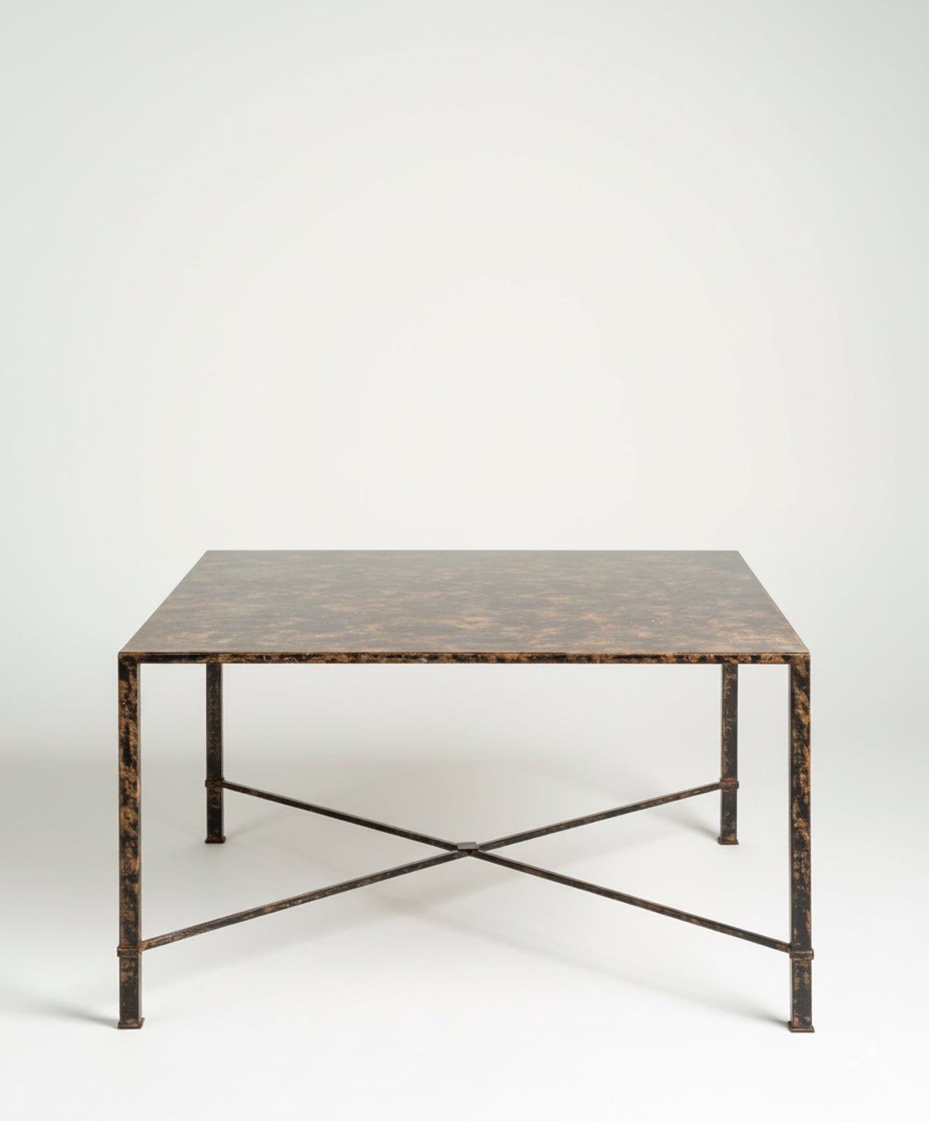 Mesa de hierro cuadrada