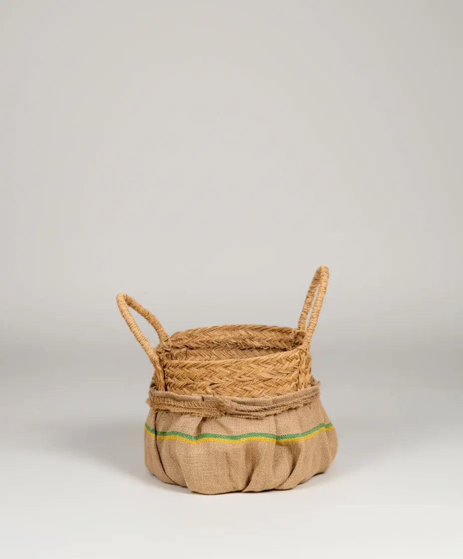 Cesto de mimbre y tela de saco Antique arte y decoracion