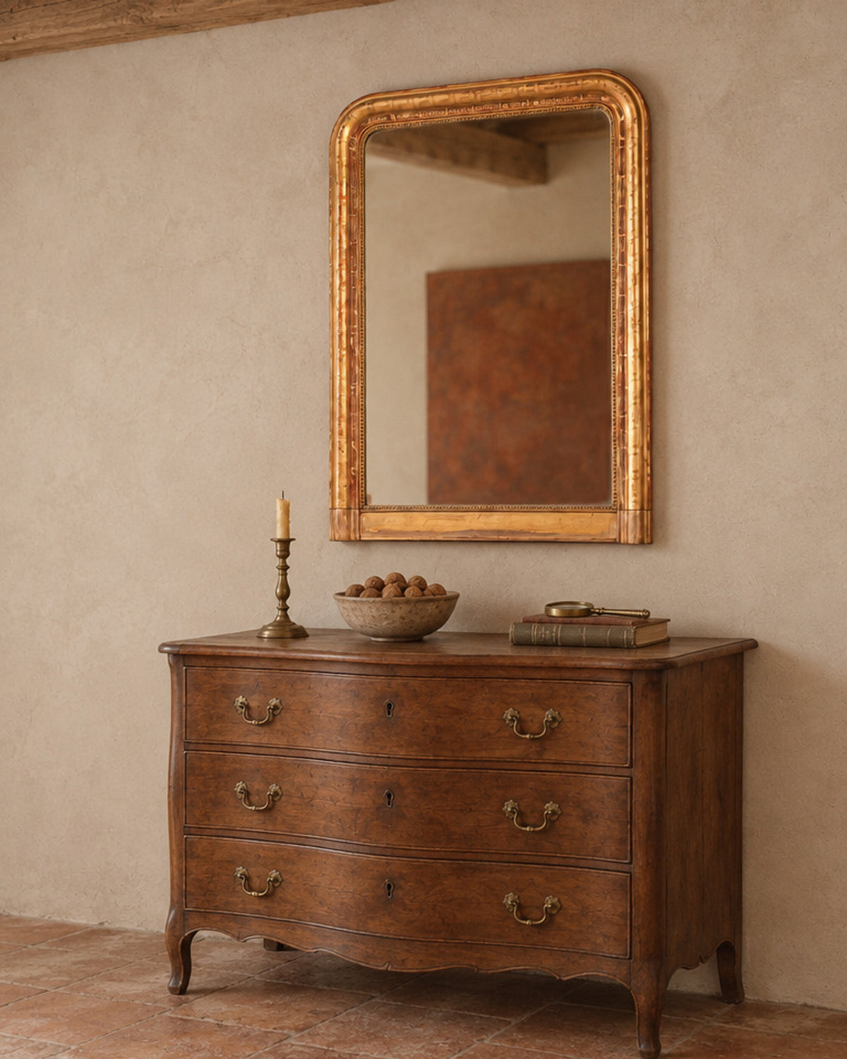 Espejo antiguo dorado colgado sobre una cómoda de nogal en un comedor de piedra — Antique Arte y Decoración