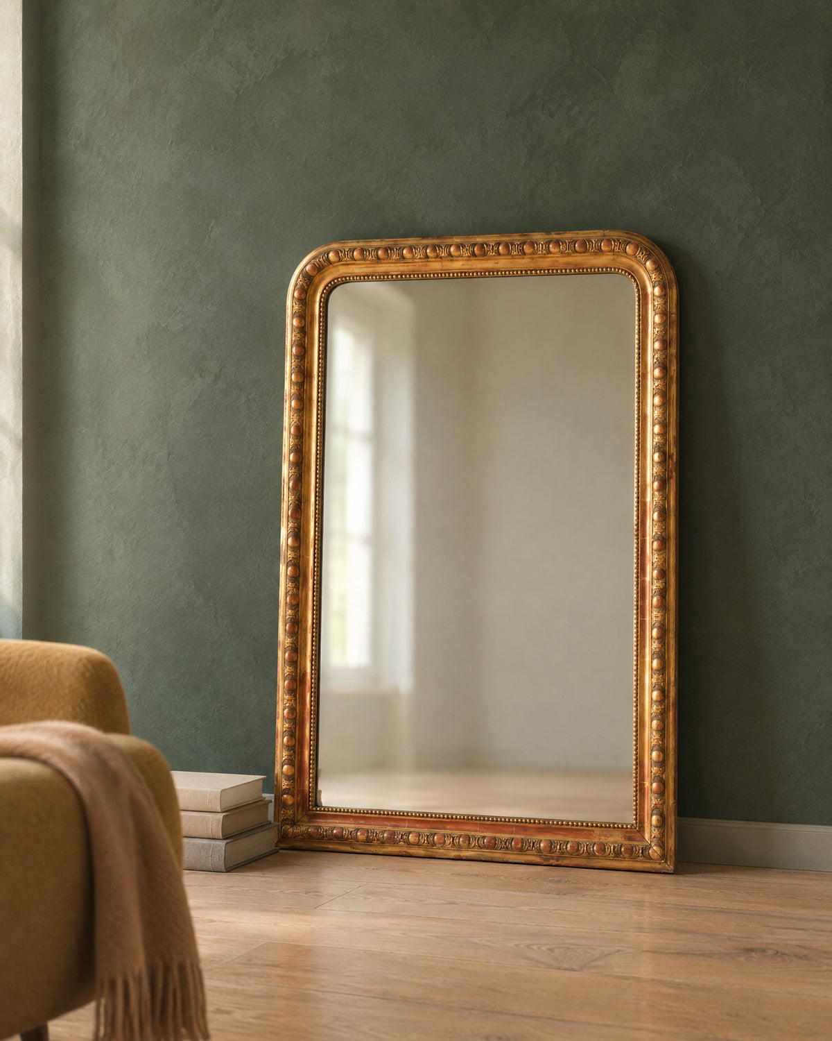 Espejo dorado al pan de oro apoyado en salón con pared verde — Antique Arte y Decoración