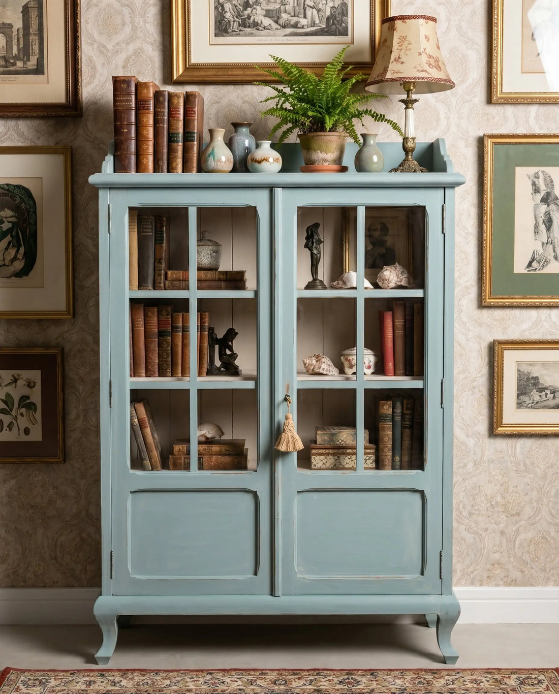 Vitrina azul cielo decorada con libros y cristalería en un salón clásico — Antique Arte y Decoración
