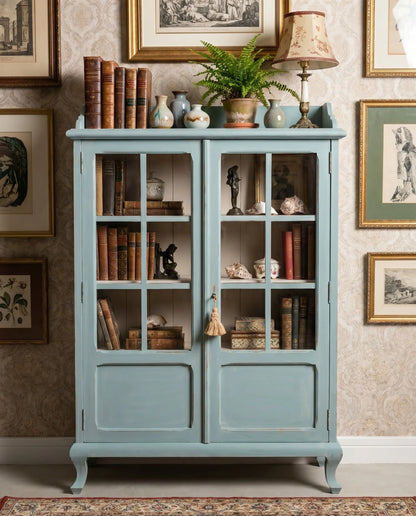Vitrina azul cielo decorada con libros y cristalería en un salón clásico — Antique Arte y Decoración