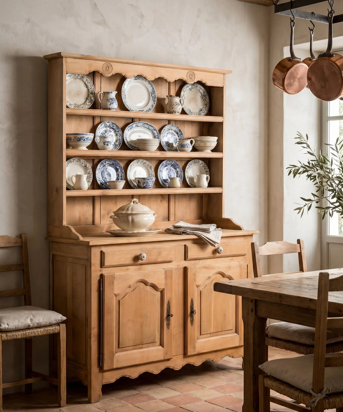 Alacena platero provenzal en comedor con vajilla azul y blanca — Antique Arte y Decoración