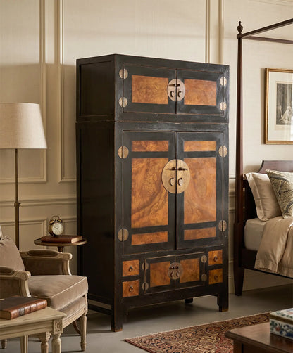 Armario chino antiguo en negro y raíz de madera en dormitorio de techos altos — Antique Arte y Decoración