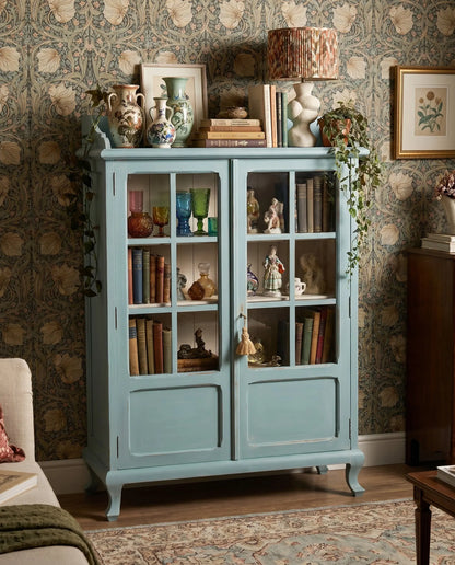 Vitrina azul cielo con colección de loza y libros en ambiente vintage — Antique Arte y Decoración