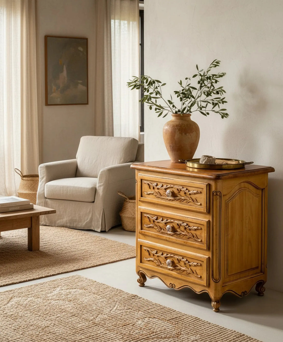Mueble auxiliar vintage provenzal cerezo en salón moderno neutro con sillón beige — Antique Arte y Decoración
