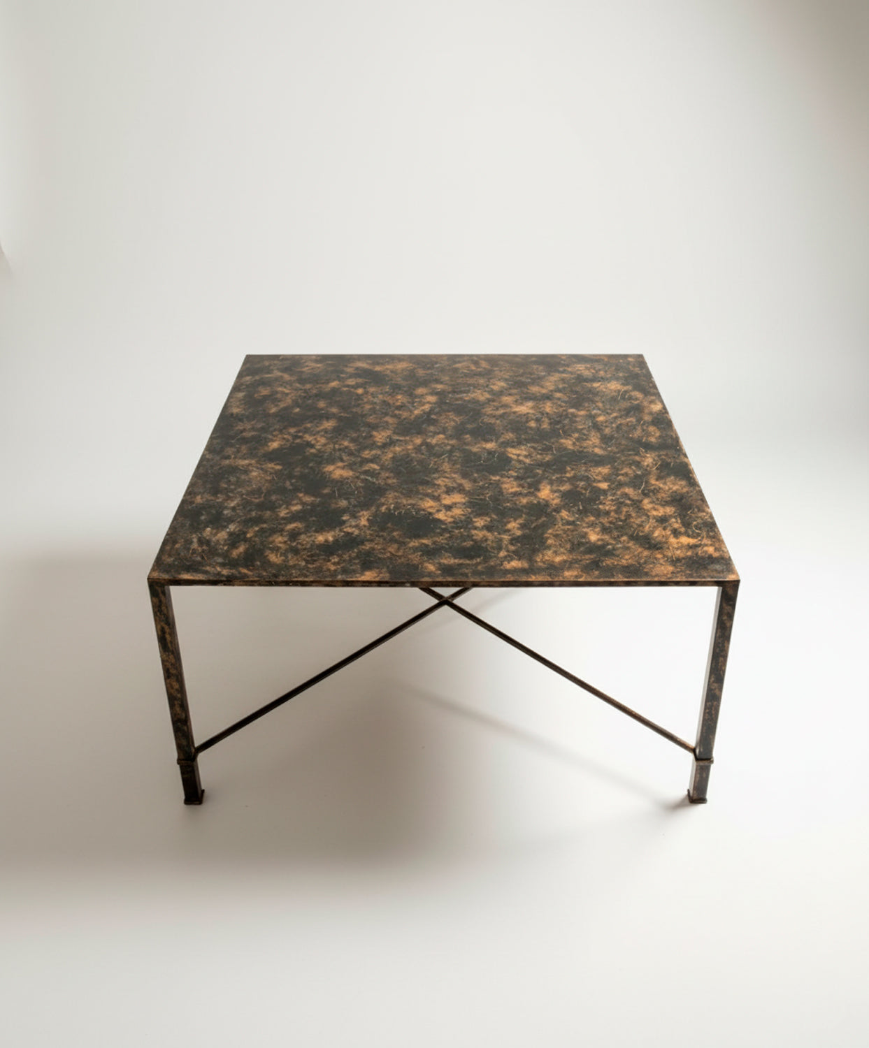 Mesa de hierro cuadrada