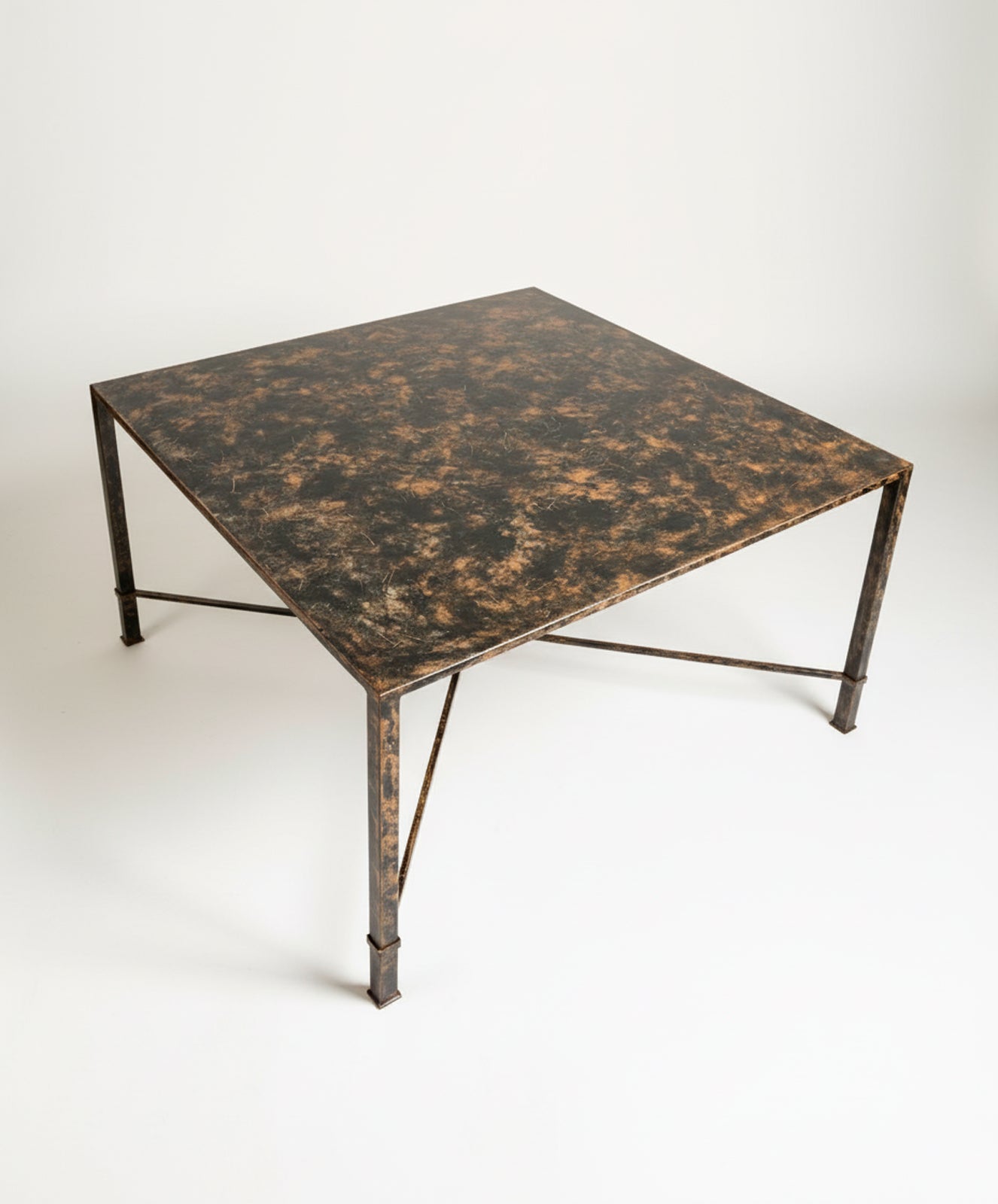Mesa de hierro cuadrada