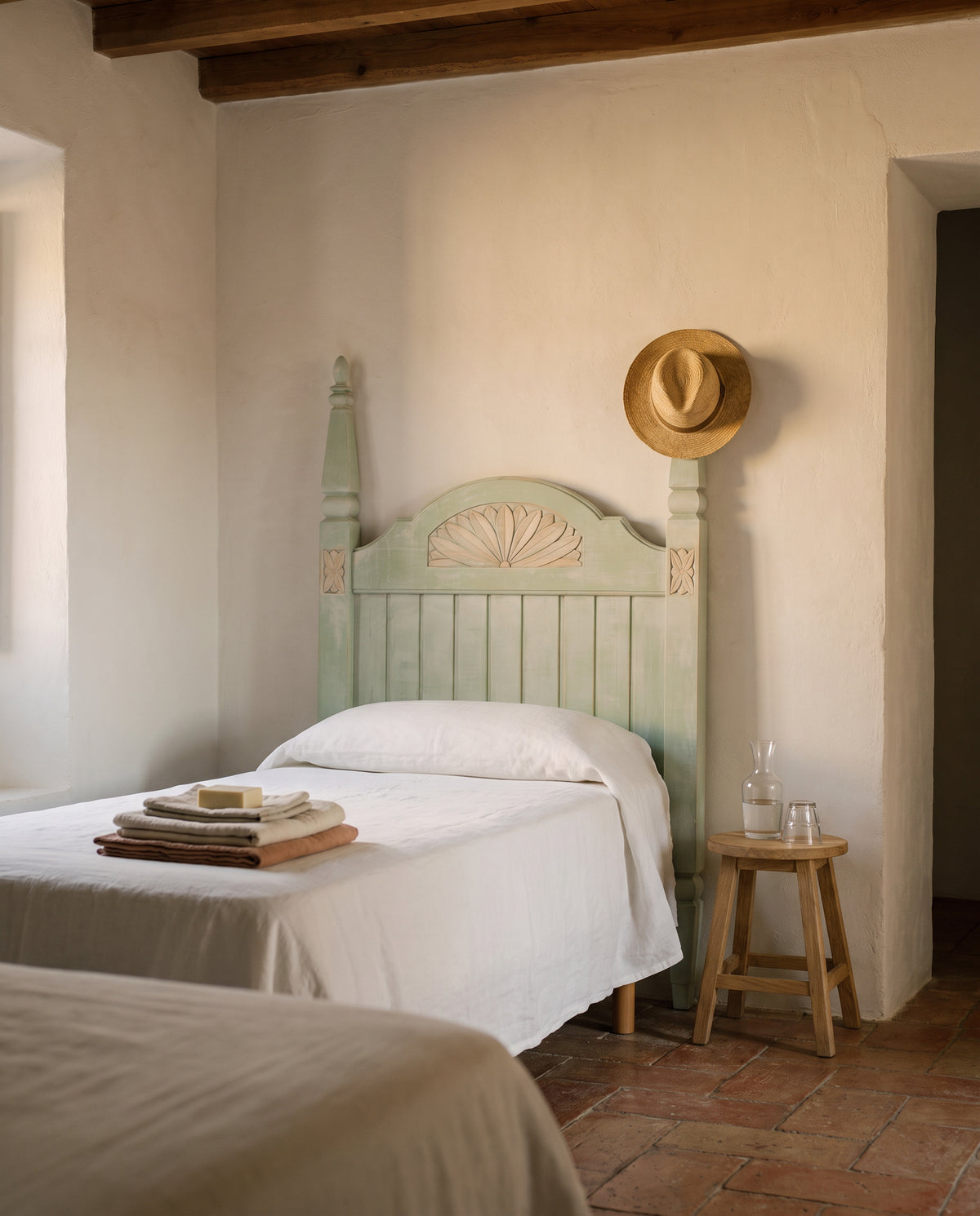 Cabecero de 90 verde salvia en dormitorio de invitados con suelo de barro — Antique Arte y Decoración