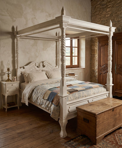 Cama con dosel colonial en blanco decapado en dormitorio de piedra con armario de nogal — Antique Arte y Decoración