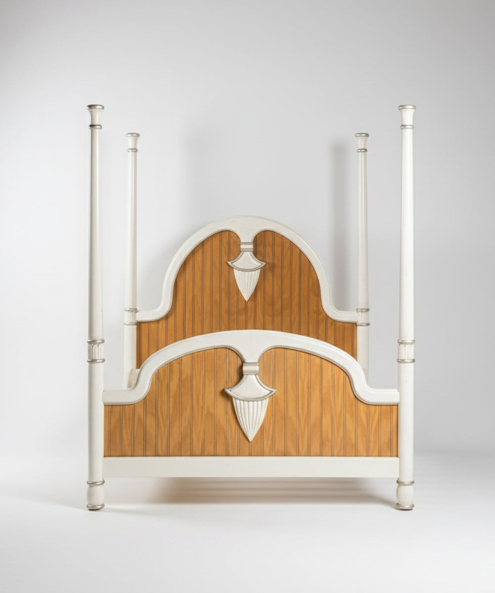 Cama con cuatro columnas