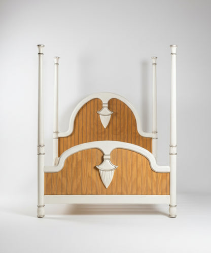 Cama con cuatro columnas