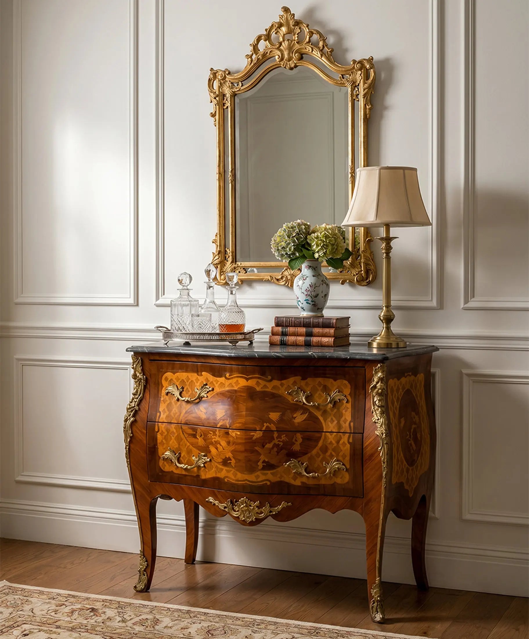 Cómoda Luis XV en recibidor clásico bajo espejo dorado con marquetería y bronces — Antique Arte y Decoración