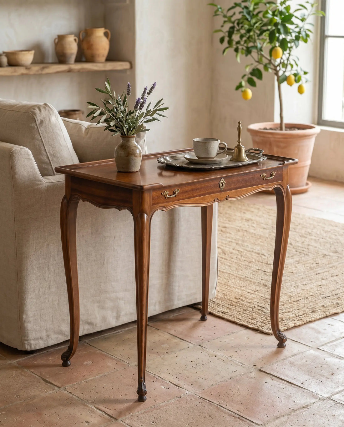 Mesa auxiliar de caoba estilo Luis XV en salón rústico junto a sofá de lino — Antique Arte y Decoración