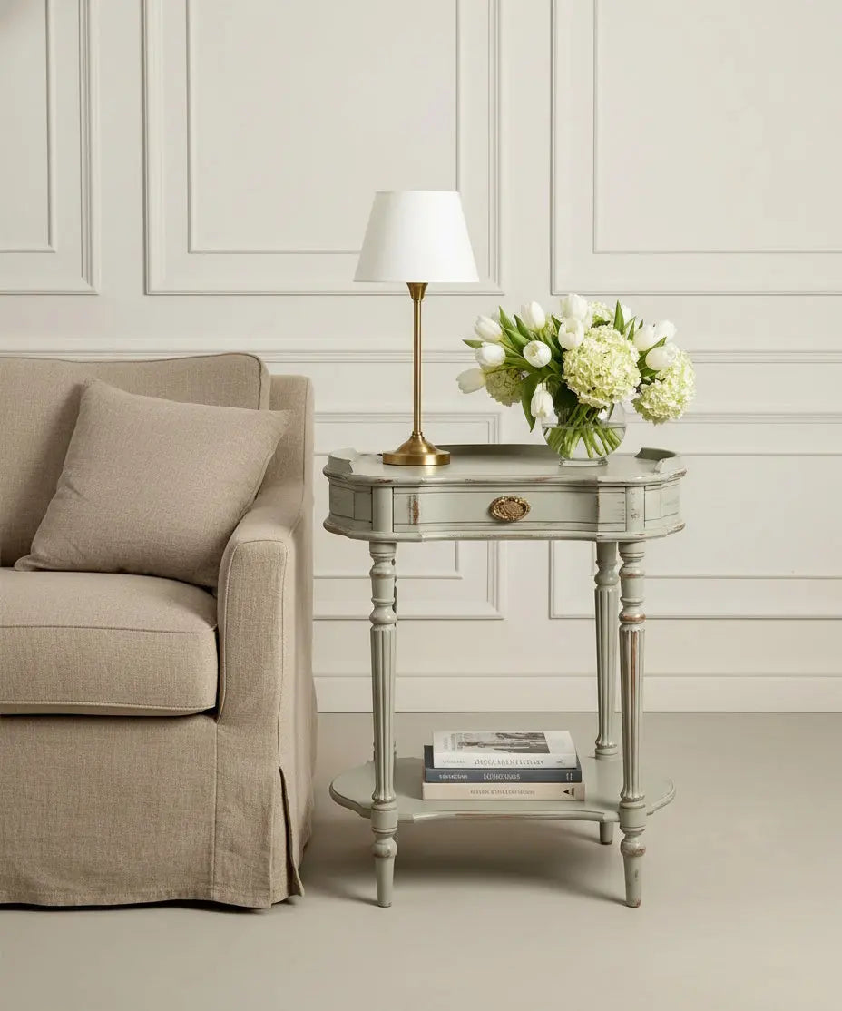 Mesa auxiliar vintage gris decapé en salón clásico con lámpara latón y flores blancas — Antique Arte y Decoración