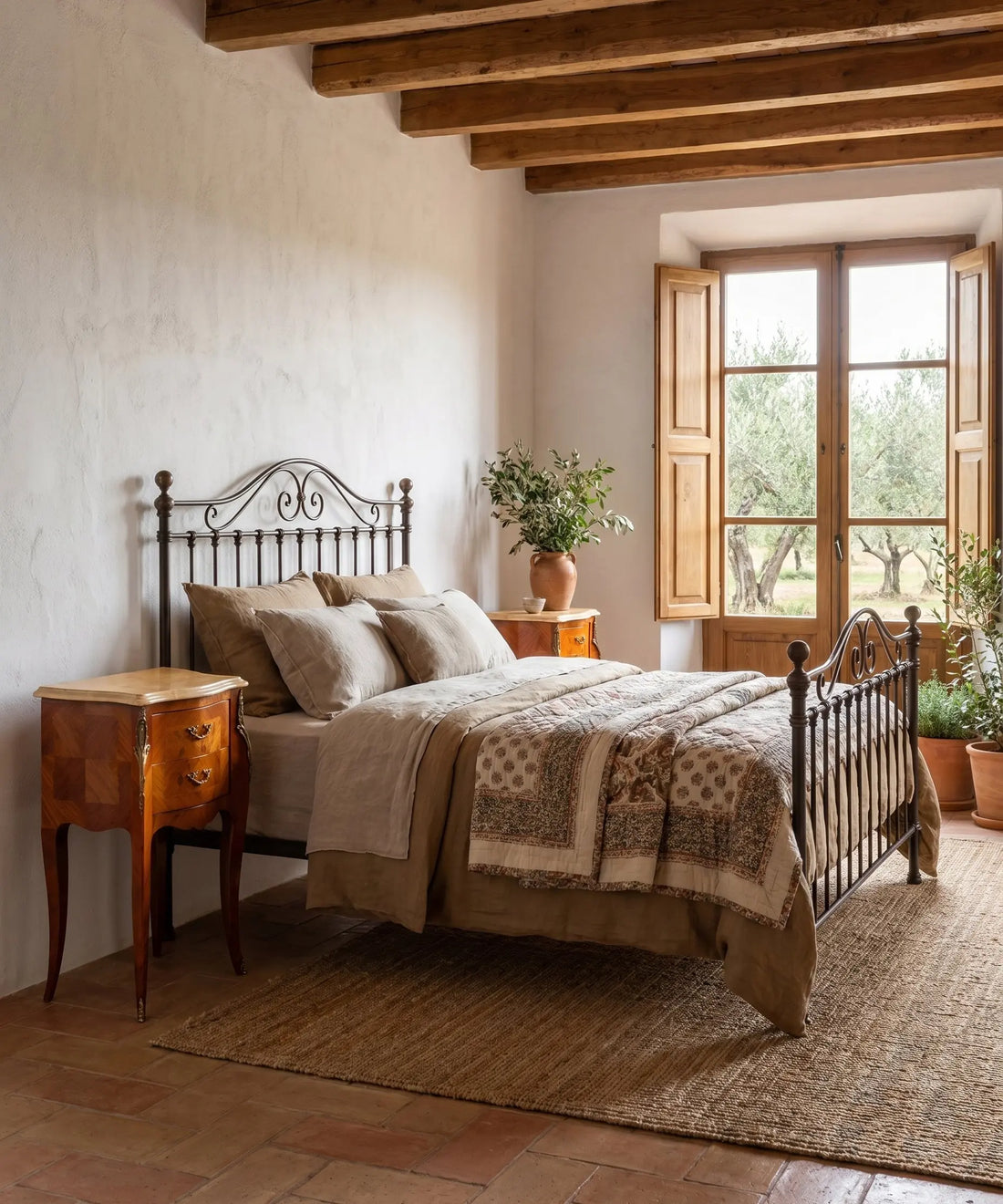 Dormitorio de estilo rústico moderno con cama tapizada y pareja de mesitas de noche vintage estilo Luis XV.