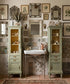 Vitrinas vintage verde salvia flanqueando lavabo de época sobre azulejería antigua — Antique Arte y Decoración