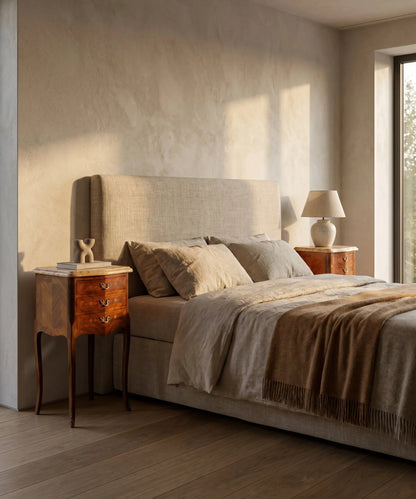 Habitación de estilo clásico con papel pintado y elegante mesita bombé de 3 cajones estilo Luis XV.