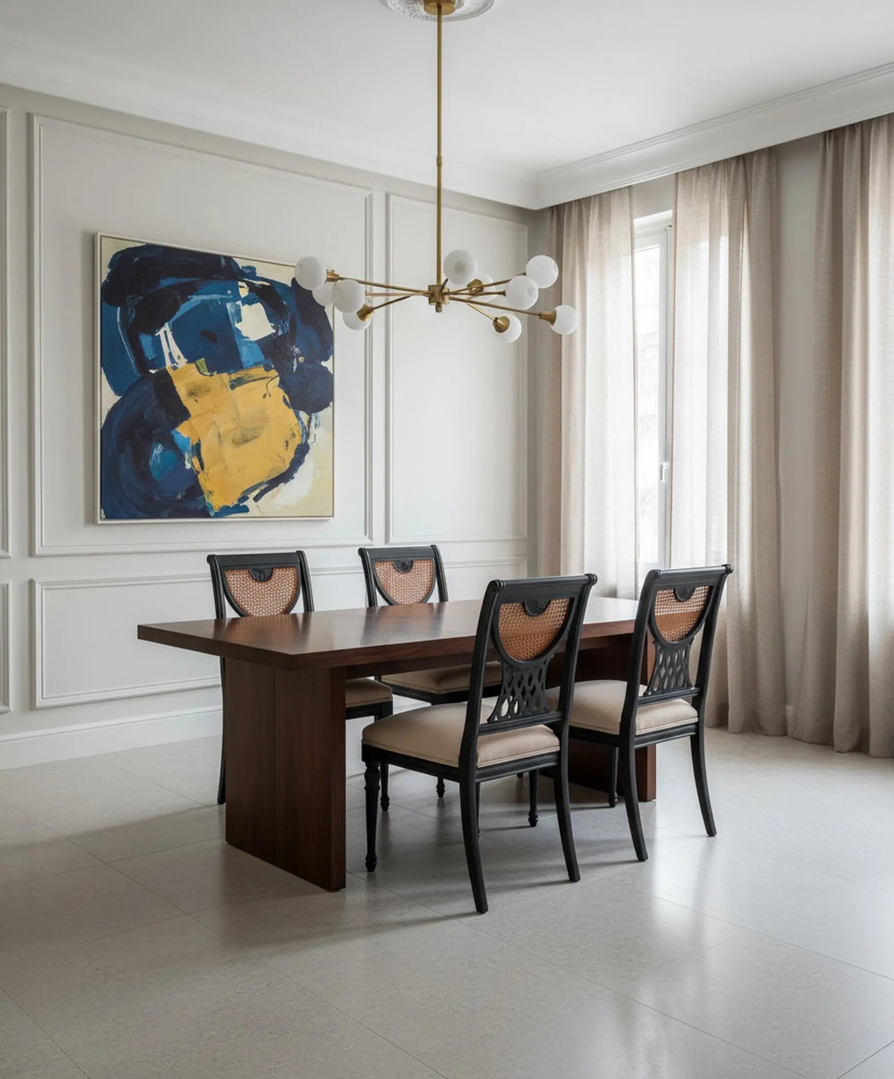 Sillas de comedor Regencia inglesa lacadas en negro en comedor clásico con mesa de nogal — Antique Arte y Decoración