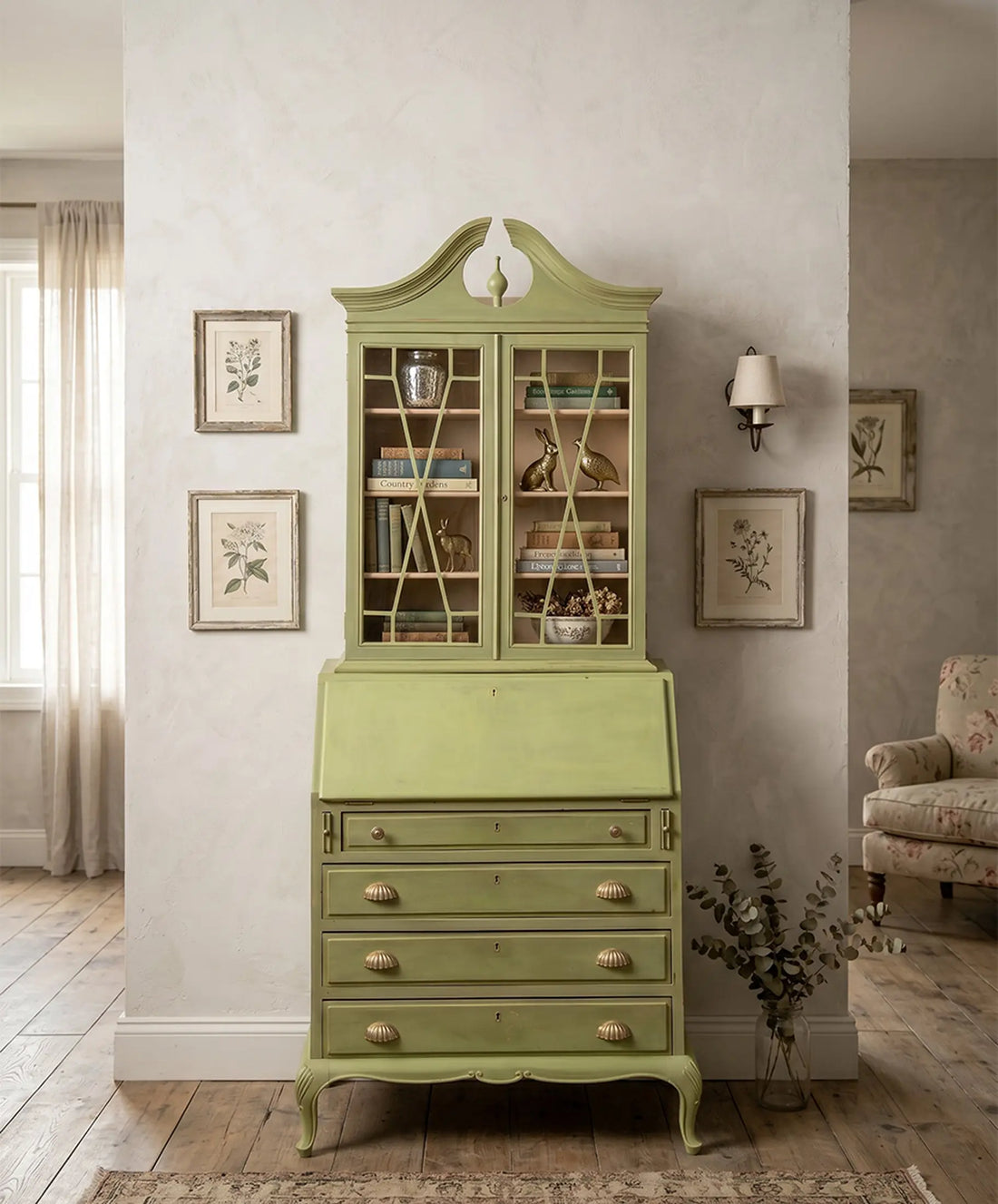 Vitrina secreter vintage de estilo Inglés en verde decapé con interior beige