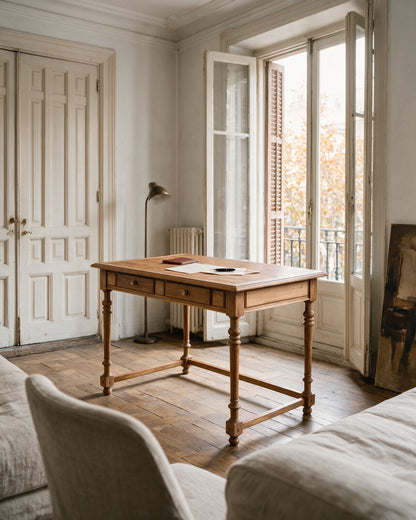 Escritorio vintage de nogal exento en despacho de piso clásico con balcón — Antique Arte y Decoración