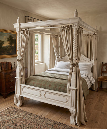 Cama con dosel de cuatro postes blanca decapada en dormitorio rústico con cortinas de lino — Antique Arte y Decoración