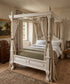 Cama con dosel de cuatro postes blanca decapada en dormitorio rústico con cortinas de lino — Antique Arte y Decoración