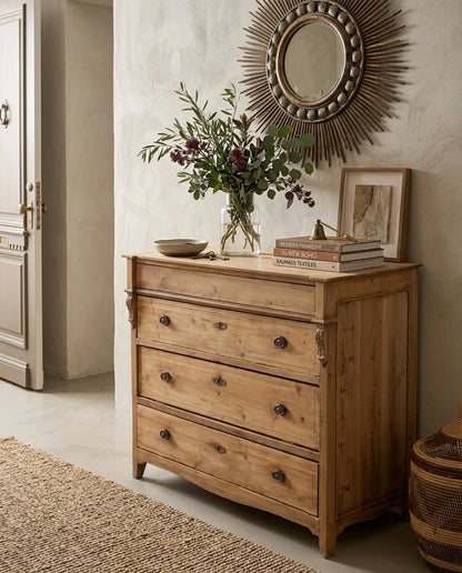 Cómoda pino natural estilo Imperio en salón con espejo sol dorado — Antique Arte y Decoración