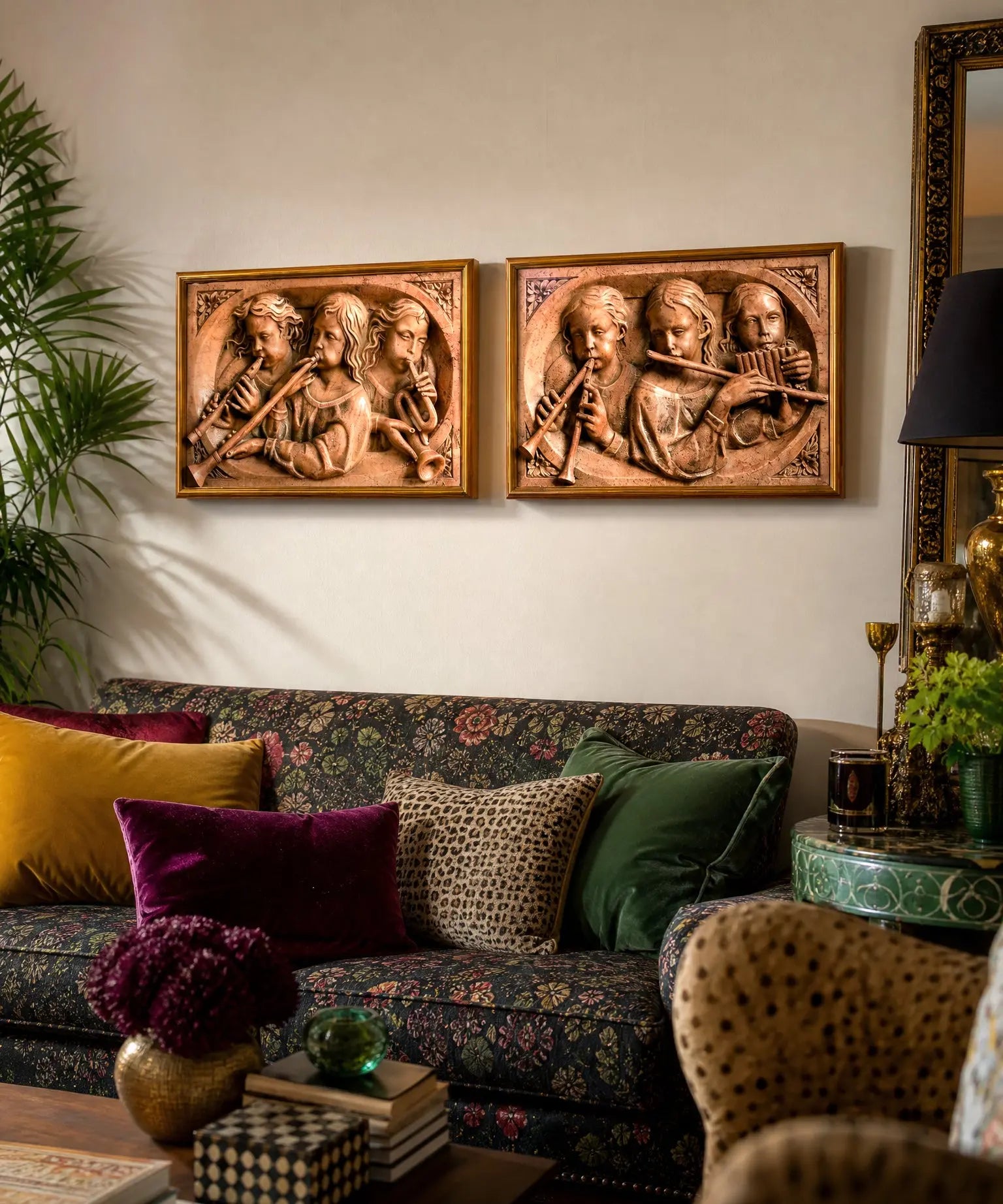Pareja de cuadros en altorrelieve de querubines músicos en marmolina (Estilo Renacentista)