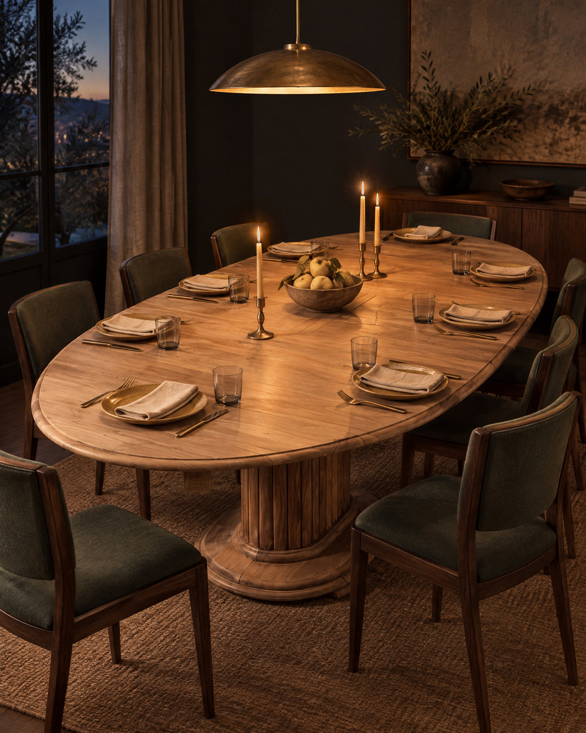 Mesa de comedor extensible de nogal abierta y puesta para ocho, al anochecer — Antique Arte y Decoración