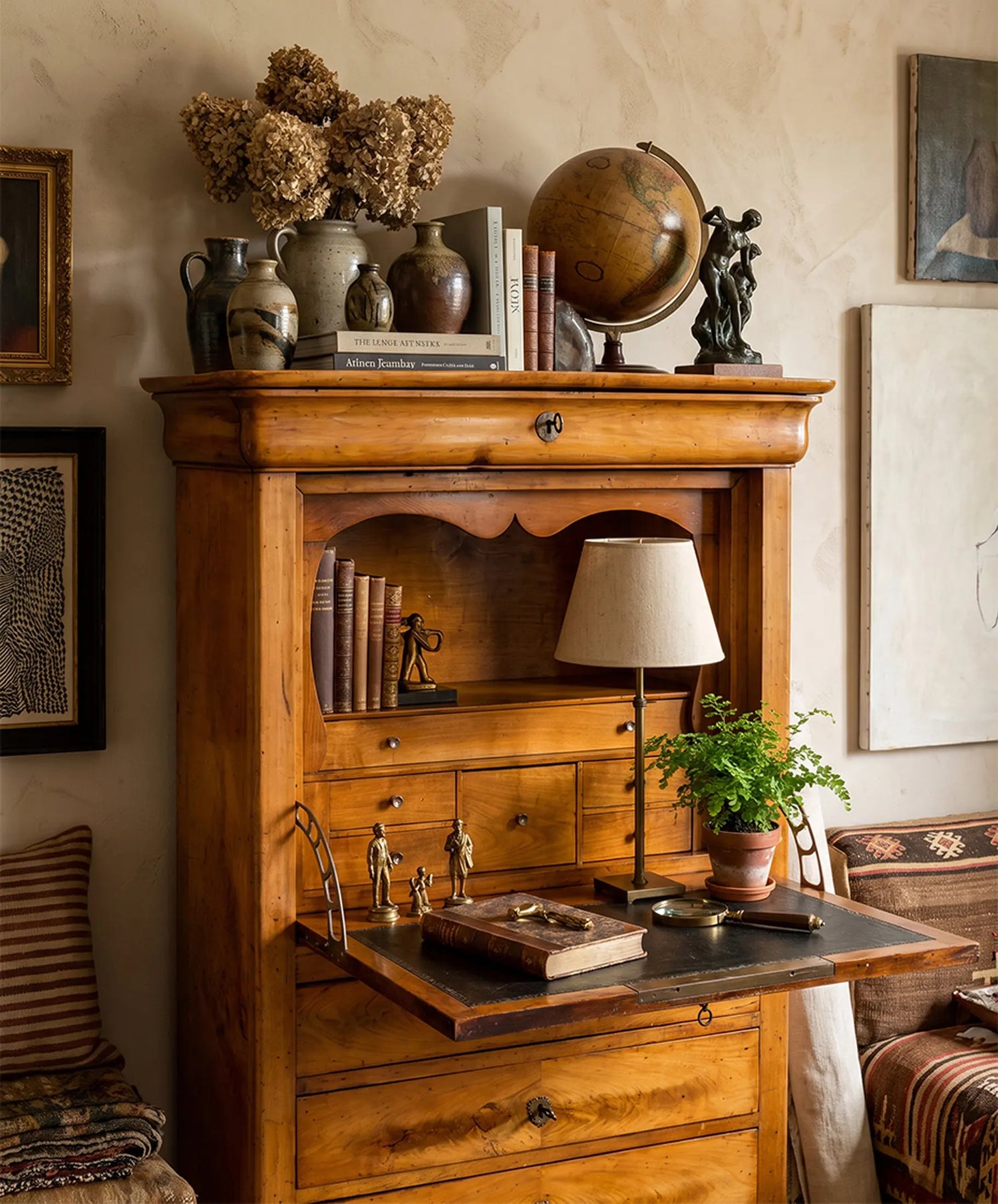 Secreter antiguo Luis Felipe de cerezo abierto en salón con decoración clásica — Antique Arte y Decoración