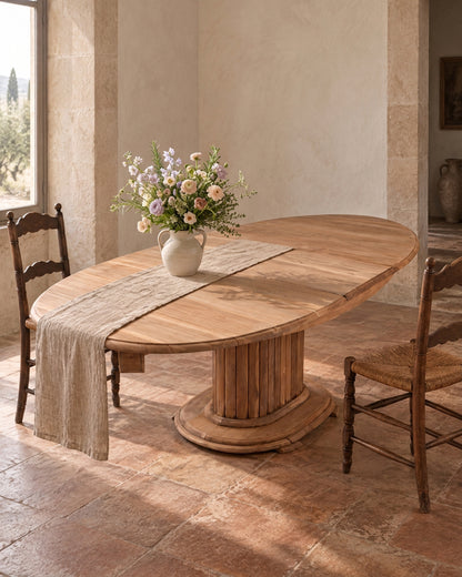 Mesa de comedor ovalada de nogal lavado Art Déco en comedor mediterráneo — Antique Arte y Decoración