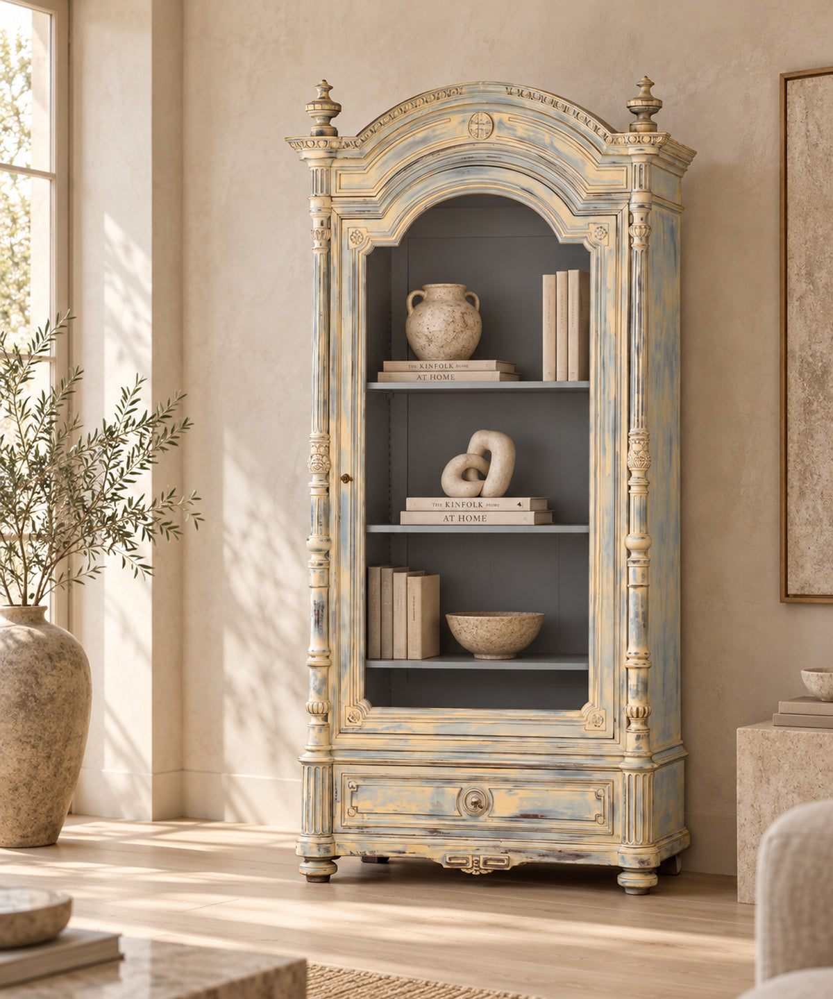 Vitrina antigua azul y beige en un salón luminoso con cerámica y libros — Antique Arte y Decoración