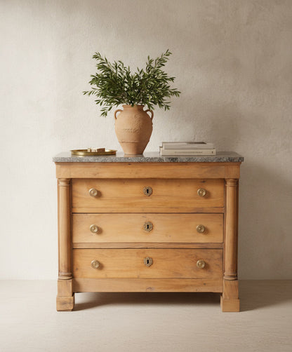 Cómoda antigua Imperio de nogal con mármol gris en dormitorio — Antique Arte y Decoración