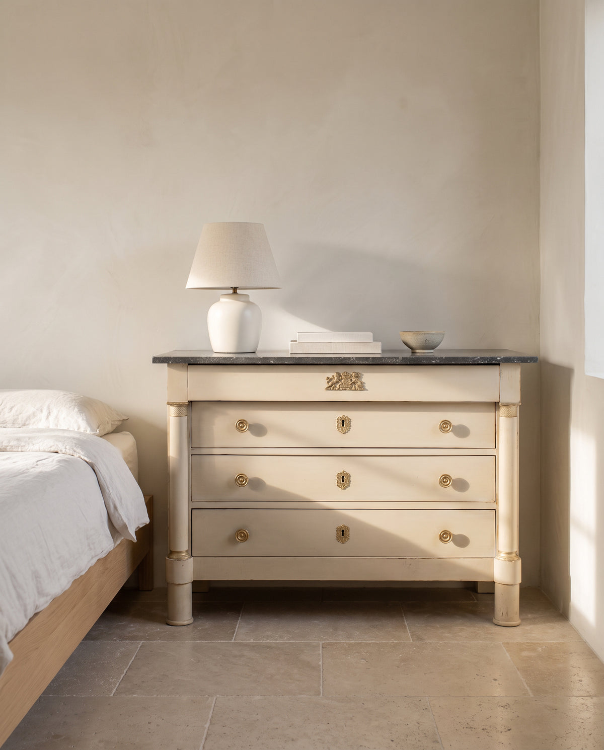 Cómoda Imperio beige en dormitorio con lámpara de cerámica y tapa de mármol — Antique Arte y Decoración