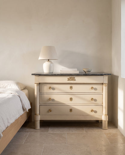 Cómoda Imperio beige en dormitorio con lámpara de cerámica y tapa de mármol — Antique Arte y Decoración