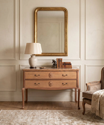 Cómoda vintage con tapa de mármol en ambiente clásico bajo espejo dorado — Antique Arte y Decoración
