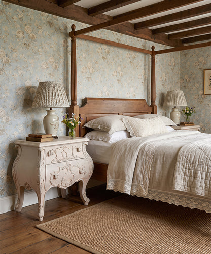 Mesita de noche tallada Luis XV en dormitorio, beige empolvado con veladura azul — Antique Arte y Decoración