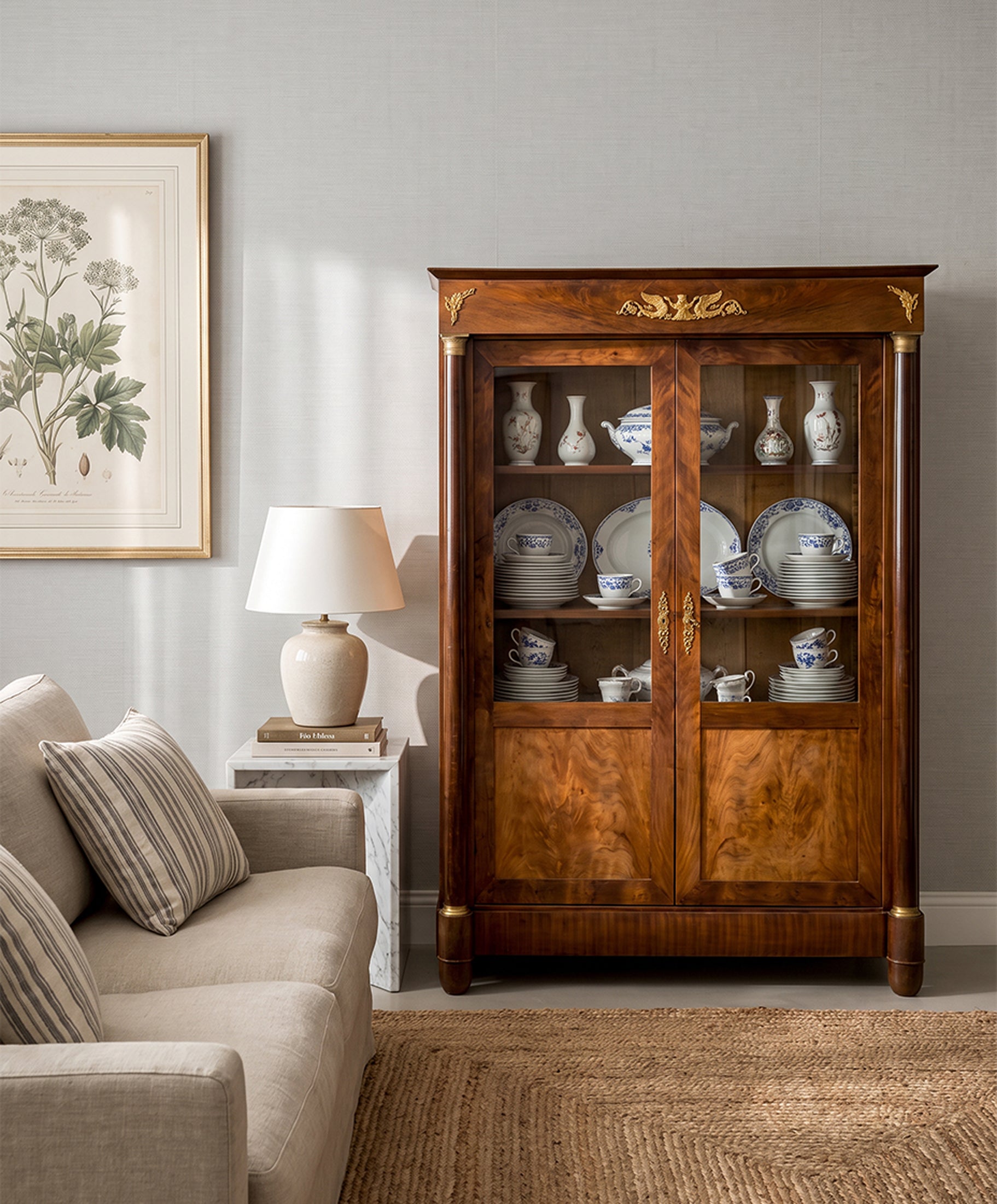 Vitrina estilo Imperio en caoba con bronces dorados en salón clásico — Antique Arte y Decoración