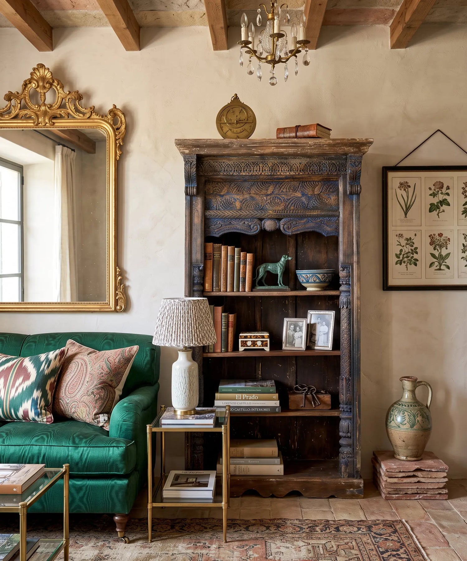 Librería balinesa tallada en azul decapé en salón rústico con vigas de madera — Antique Arte y Decoración