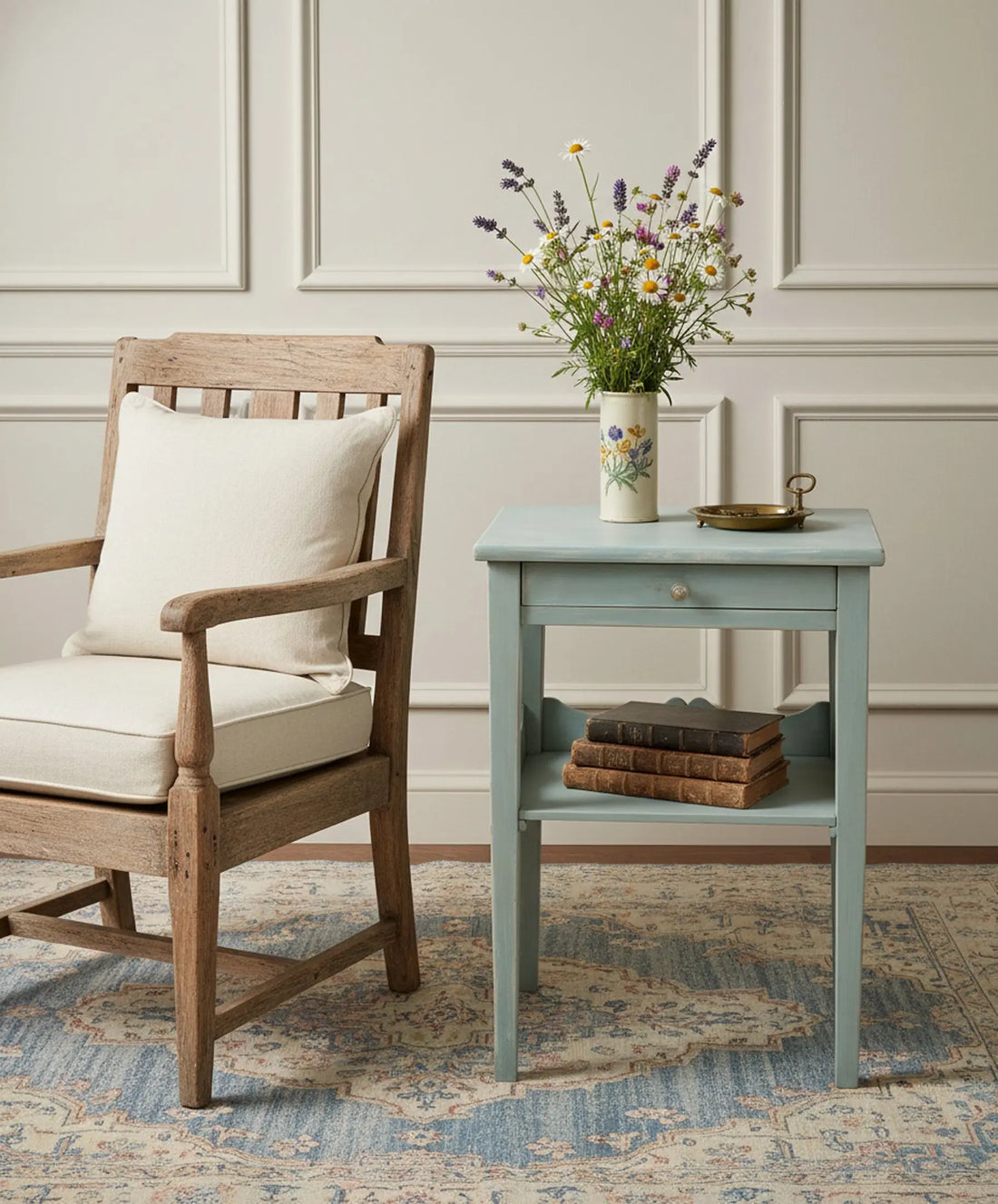 Mesa auxiliar azul cielo decapé en salón con sillón Windsor cepillado paredes con boiseries blancas y alfombra persa apagada estilo French country — Antique Arte y Decoración