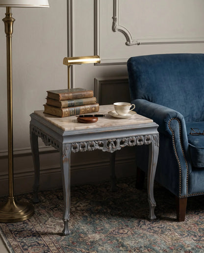 Mesa auxiliar estilo Luis XV con sobre de mármol en salón clásico junto a sillón azul — Antique Arte y Decoración