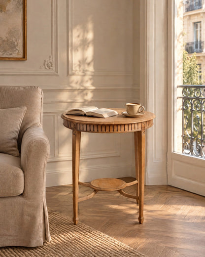 Mesa velador vintage de nogal lavado en salón clásico junto a sillón de lino — Antique Arte y Decoración
