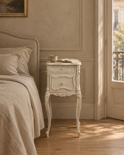 Mesa auxiliar estilo Luis XV en blanco decapé junto a una cama en un dormitorio clásico — Antique Arte y Decoración