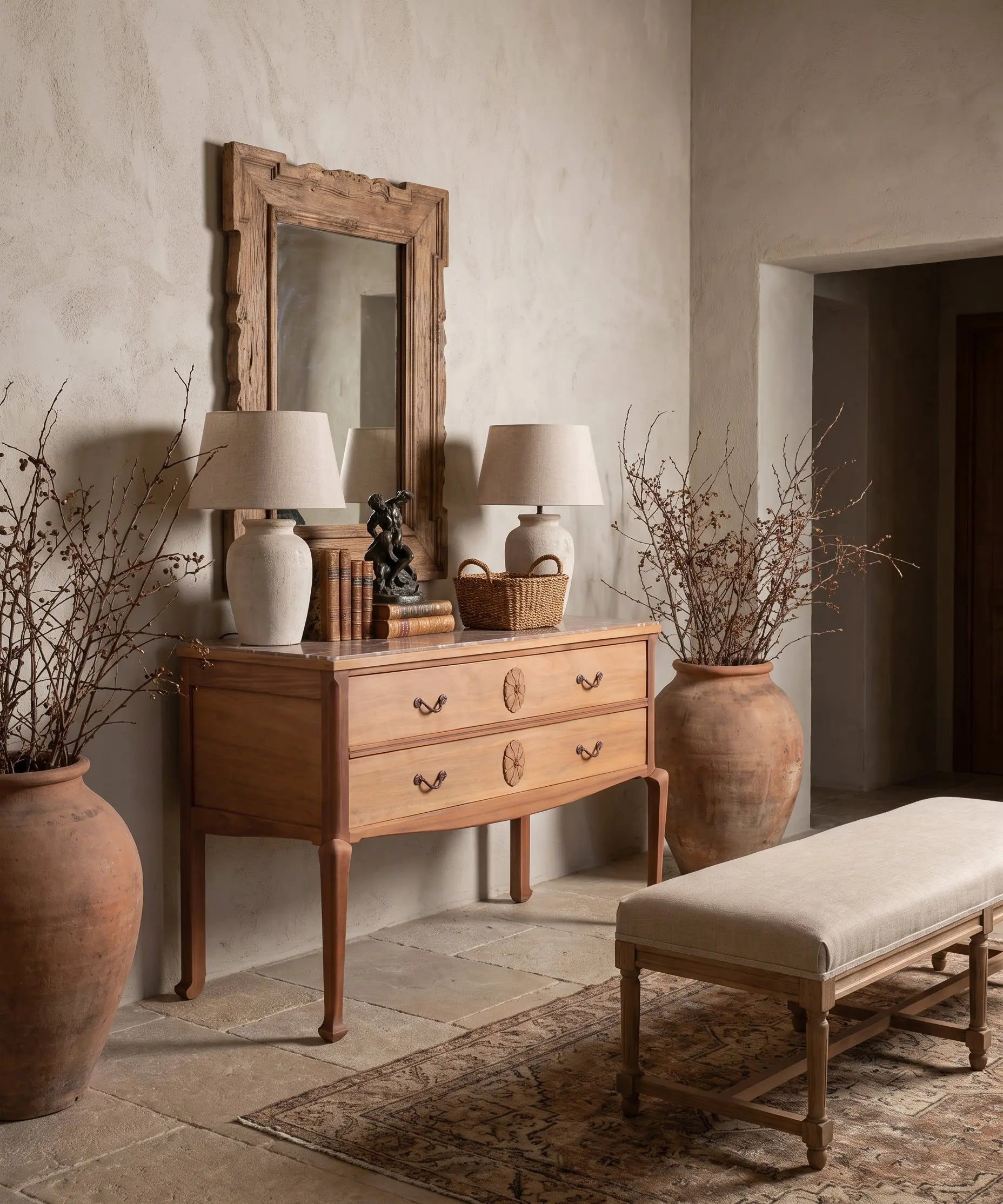Cómoda vintage de madera natural decorada en recibidor con espejo de madera — Antique Arte y Decoración