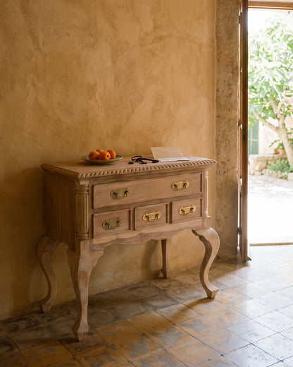 Cómoda pequeña de madera lavada en recibidor mallorquín con puerta al patio — Antique Arte y Decoración